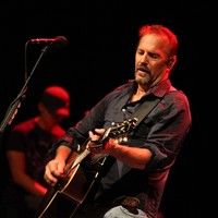 Kevin Costner & Modern West performing live at Gigale Paris photos | Picture 77800